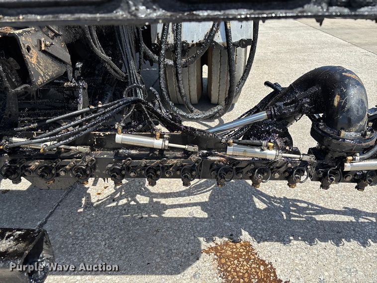 image for item FC5754 2013 Ford F750 oil distributor truck