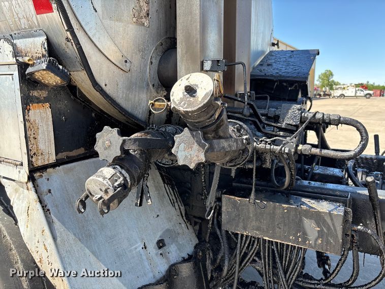 image for item FC5754 2013 Ford F750 oil distributor truck