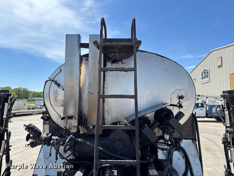 image for item FC5754 2013 Ford F750 oil distributor truck