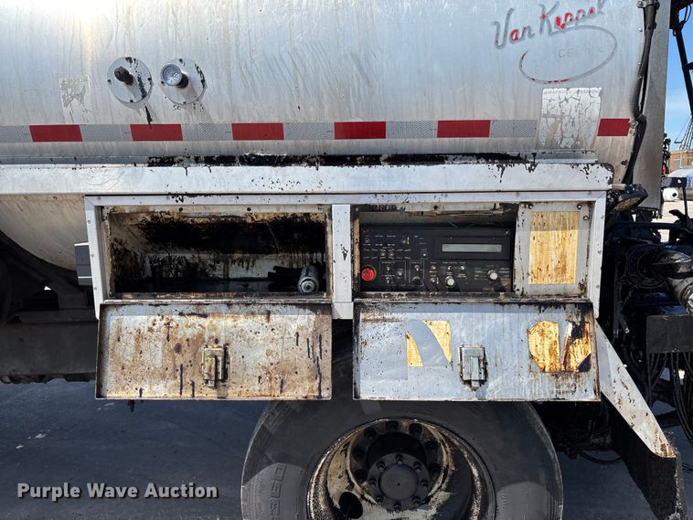 image for item FC5754 2013 Ford F750 oil distributor truck