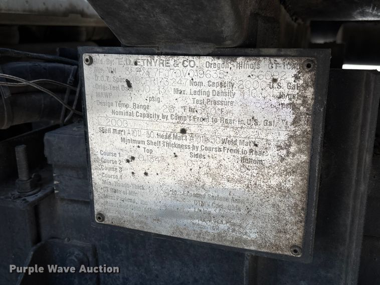 image for item FC5754 2013 Ford F750 oil distributor truck