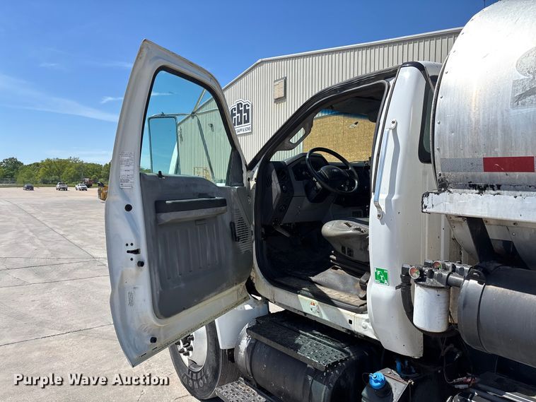 image for item FC5754 2013 Ford F750 oil distributor truck