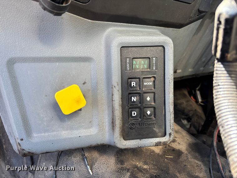 image for item FC5754 2013 Ford F750 oil distributor truck