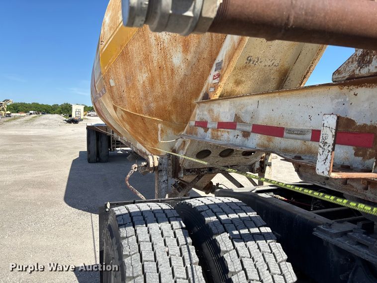 image for item FC5758 1968 Fruehauf tank trailer