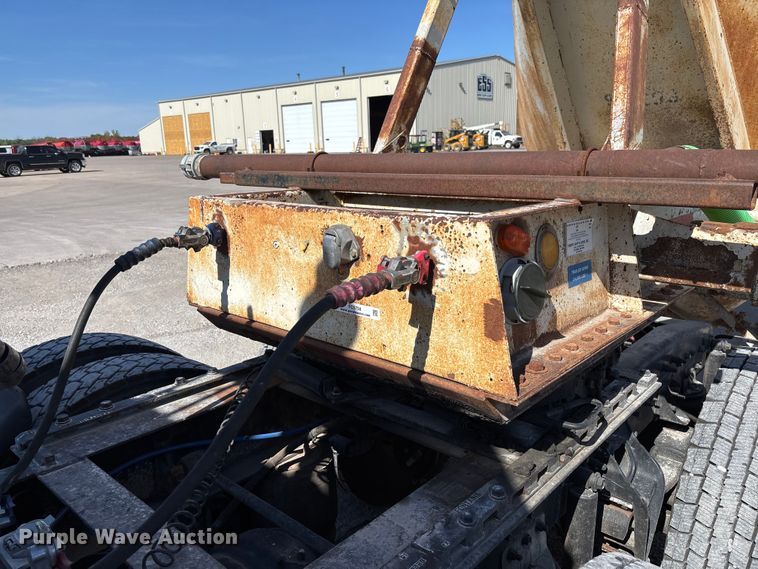 image for item FC5758 1968 Fruehauf tank trailer