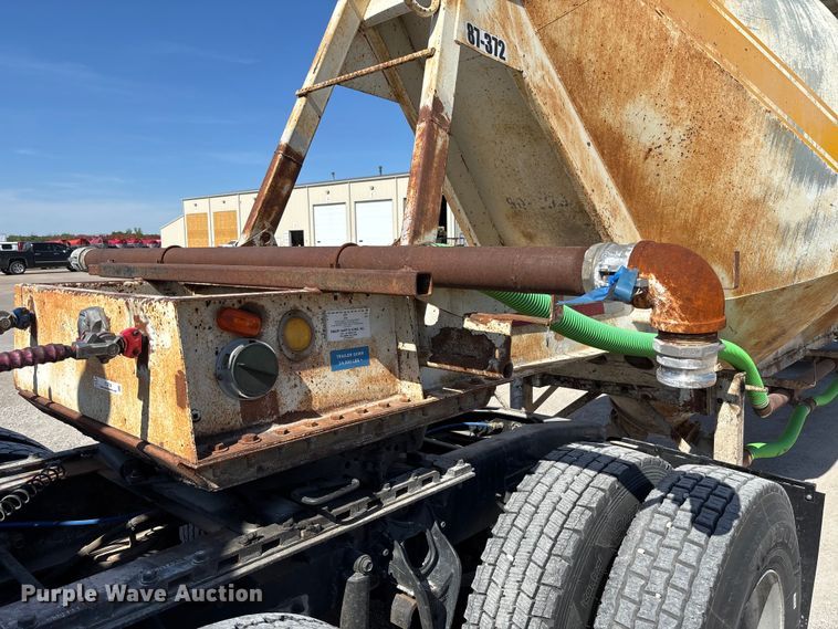 image for item FC5758 1968 Fruehauf tank trailer
