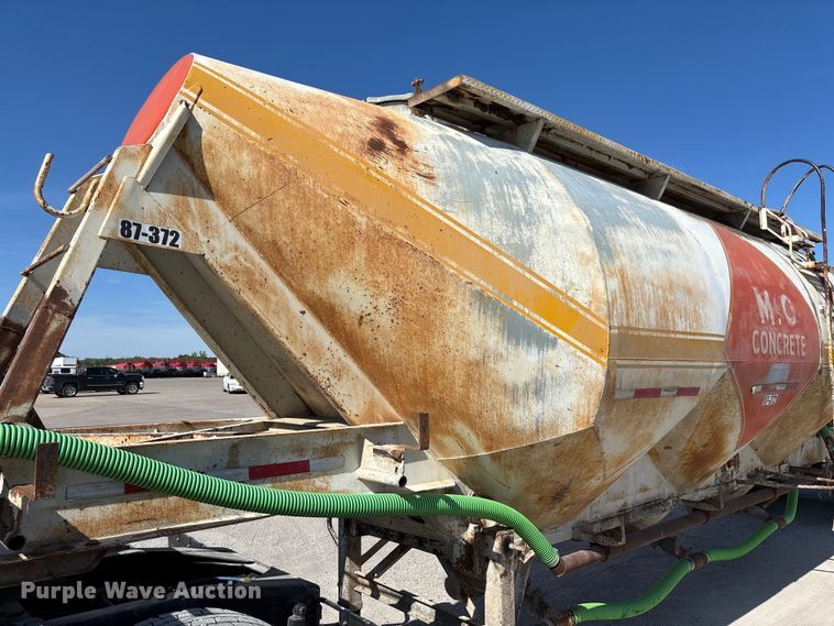 image for item FC5758 1968 Fruehauf tank trailer