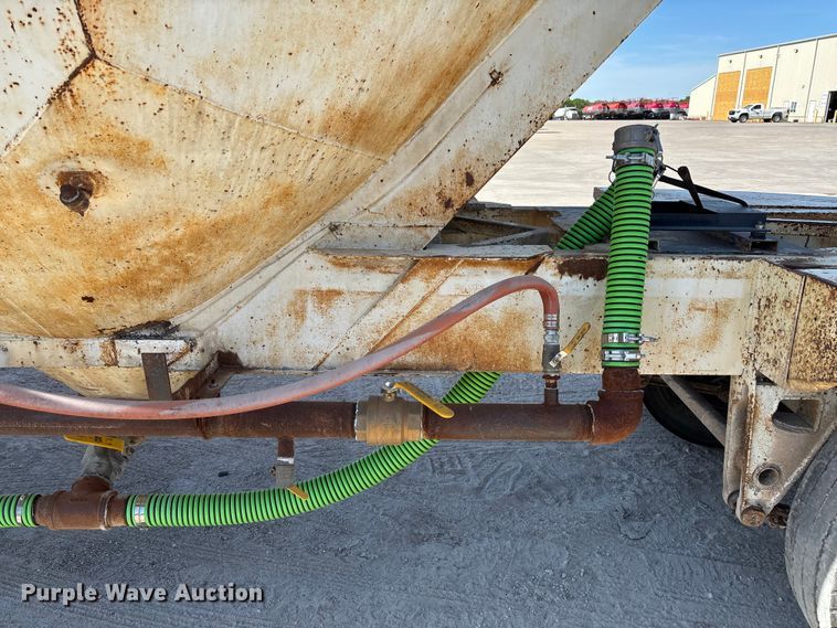 image for item FC5758 1968 Fruehauf tank trailer
