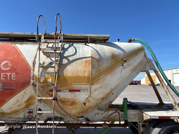 image for item FC5758 1968 Fruehauf tank trailer