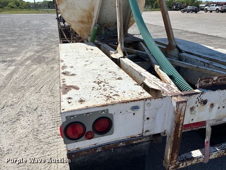 image for item FC5758 1968 Fruehauf tank trailer