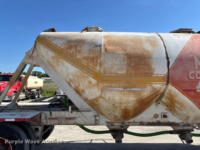 image for item FC5758 1968 Fruehauf tank trailer