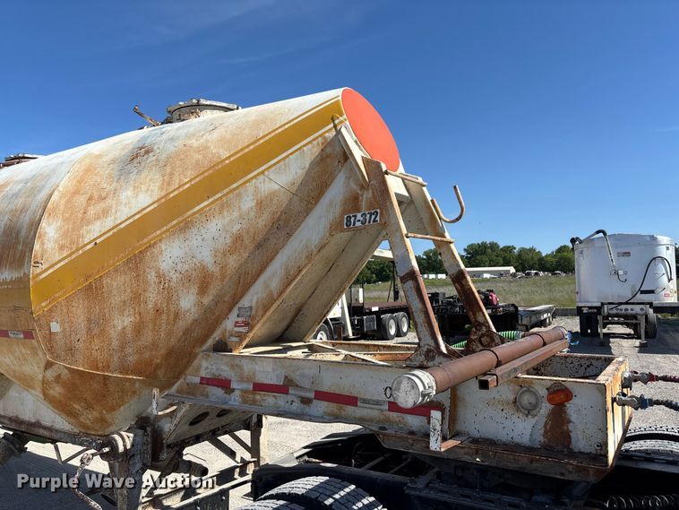 image for item FC5758 1968 Fruehauf tank trailer