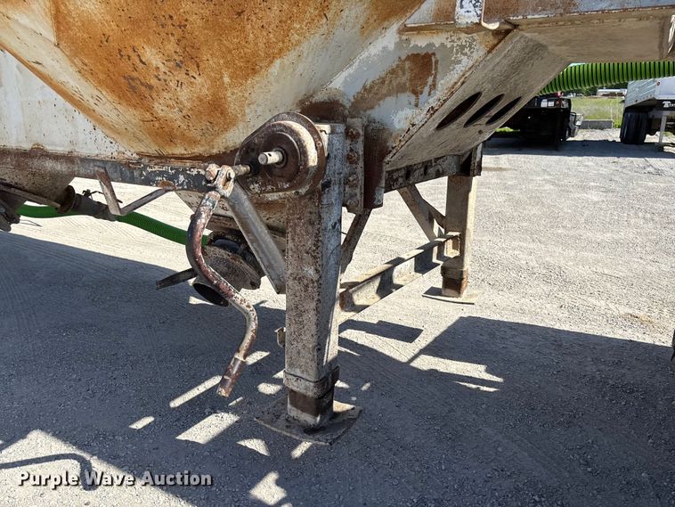 image for item FC5758 1968 Fruehauf tank trailer