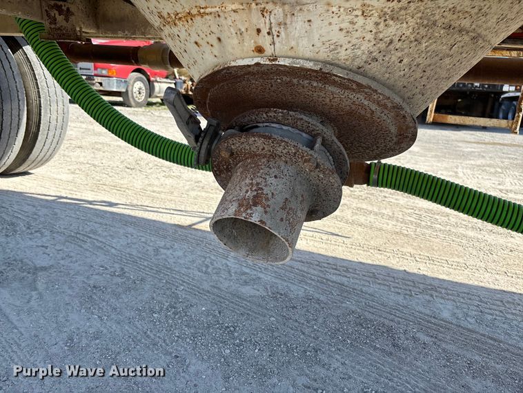 image for item FC5758 1968 Fruehauf tank trailer