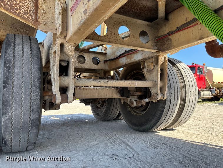 image for item FC5758 1968 Fruehauf tank trailer