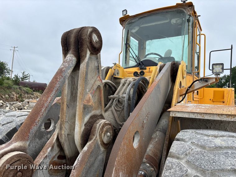 image for item FG0380 2001 Volvo L150D wheel loader