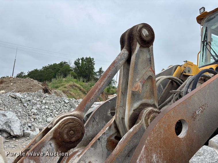 image for item FG0380 2001 Volvo L150D wheel loader