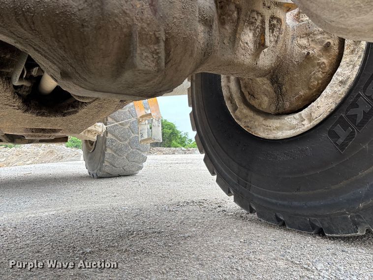 image for item FG0380 2001 Volvo L150D wheel loader