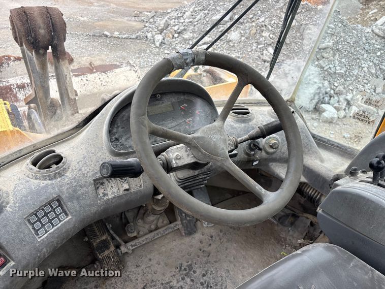 image for item FG0380 2001 Volvo L150D wheel loader