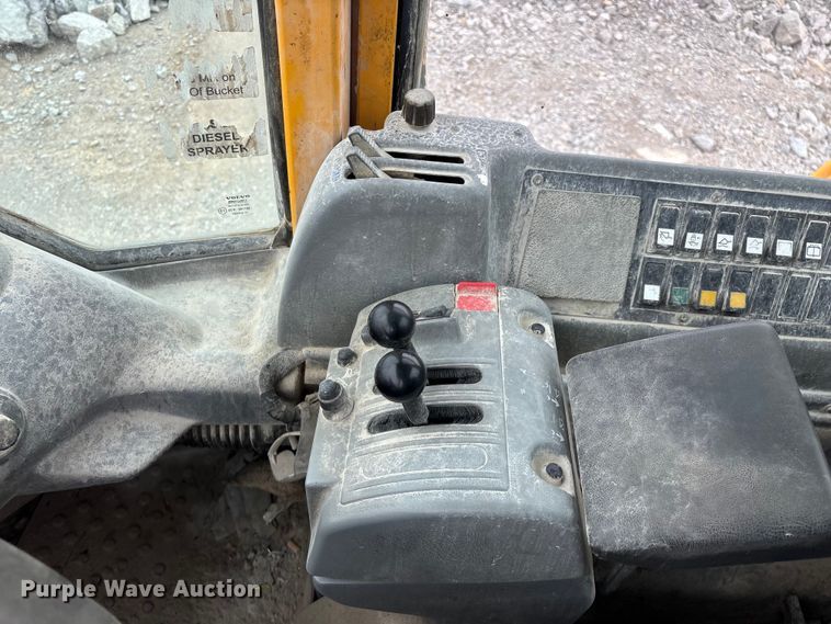 image for item FG0380 2001 Volvo L150D wheel loader