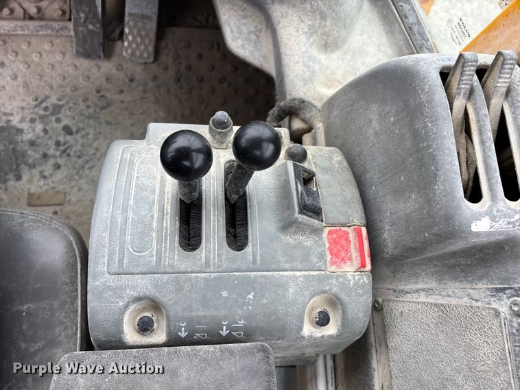 image for item FG0380 2001 Volvo L150D wheel loader