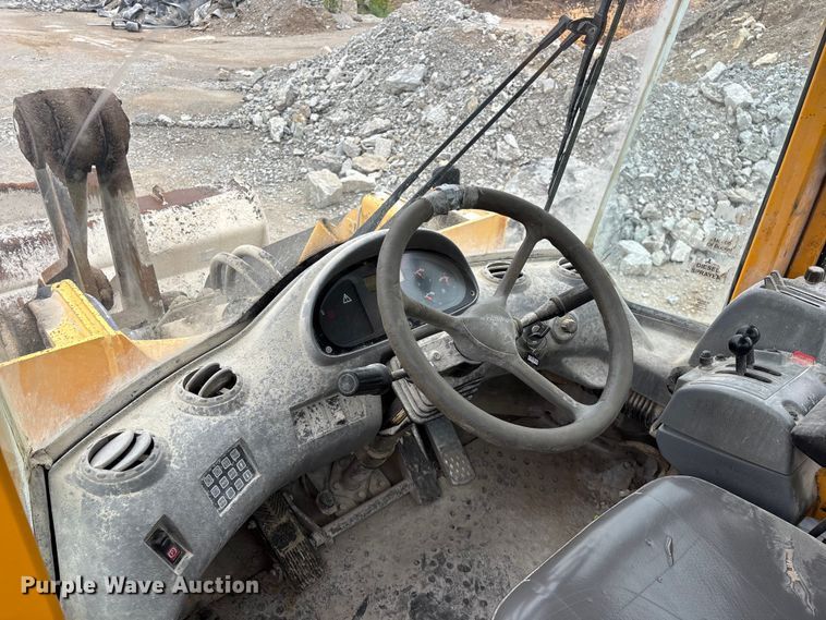 image for item FG0380 2001 Volvo L150D wheel loader