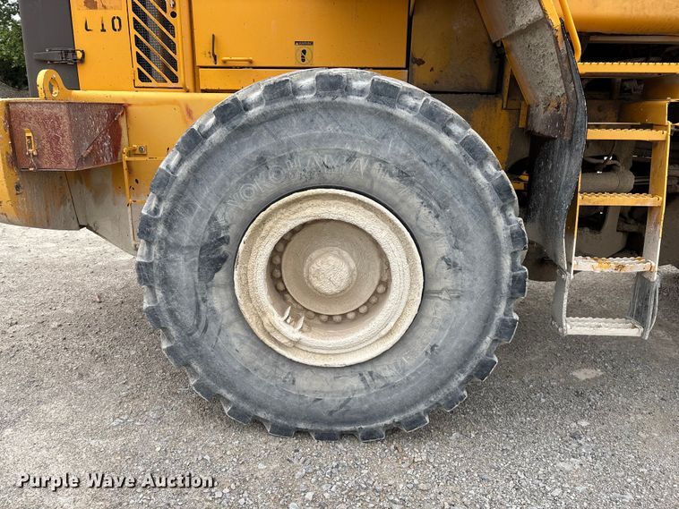 image for item FG0380 2001 Volvo L150D wheel loader