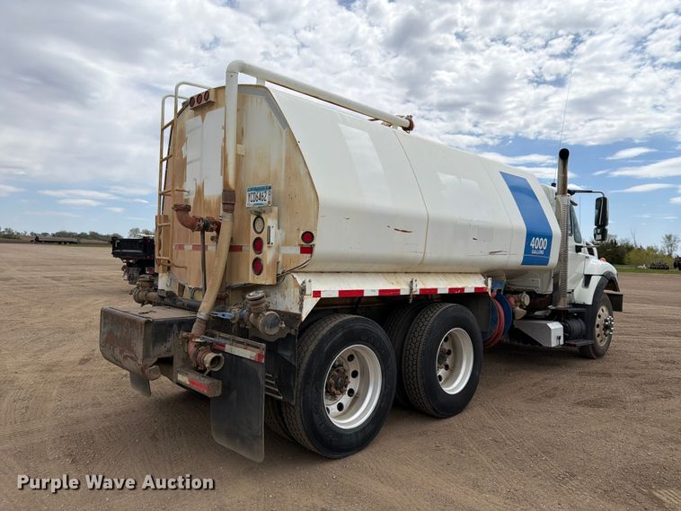 image for item FK0161 2009 International 7400 water truck