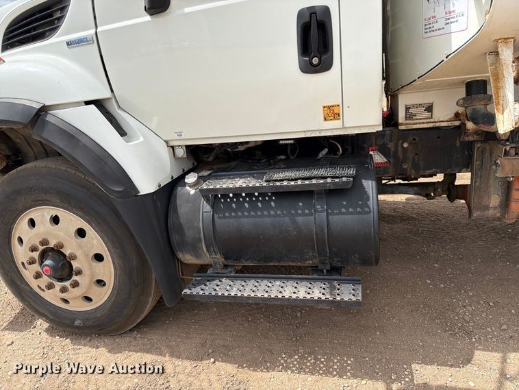 image for item FK0161 2009 International 7400 water truck