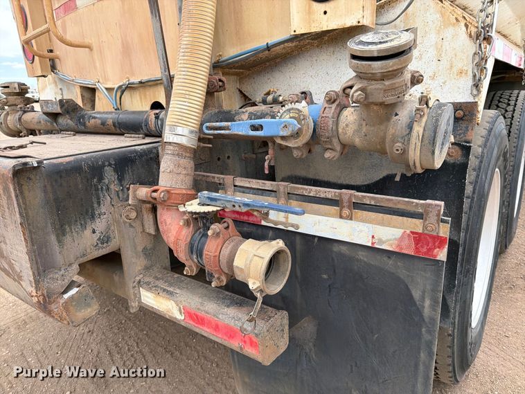 image for item FK0161 2009 International 7400 water truck