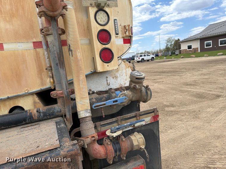 image for item FK0161 2009 International 7400 water truck