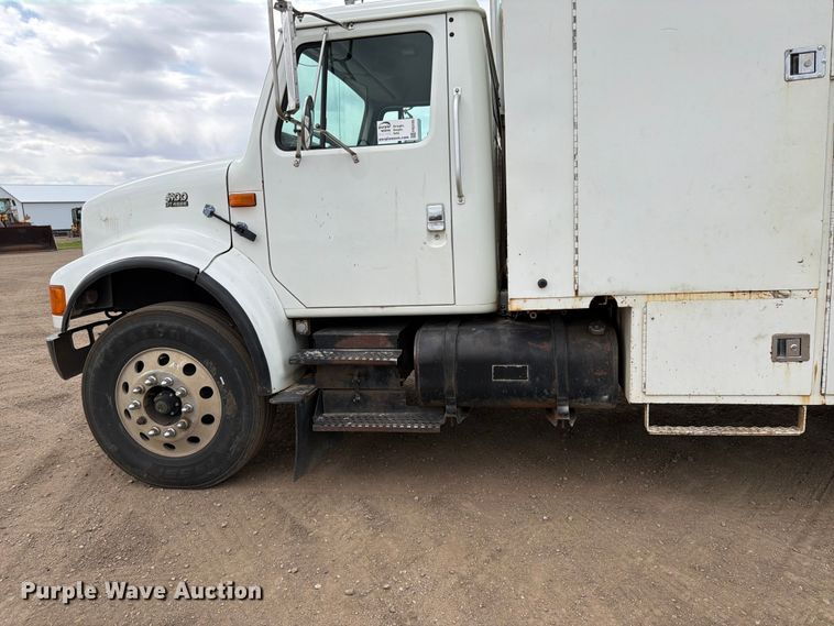 image for item FK0166 1998 International 4900 utility / service truck