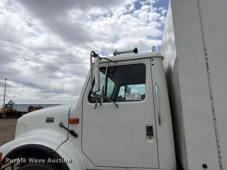 image for item FK0166 1998 International 4900 utility / service truck