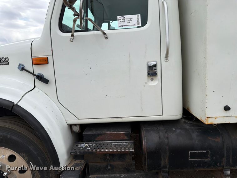image for item FK0166 1998 International 4900 utility / service truck