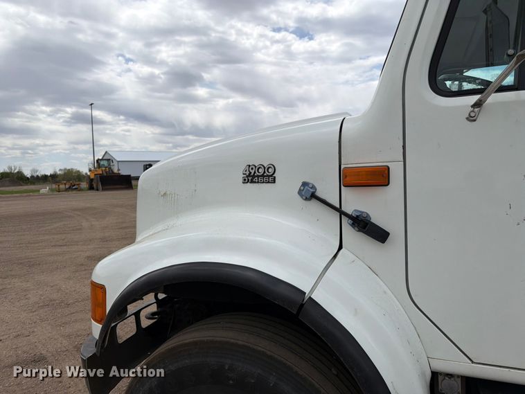 image for item FK0166 1998 International 4900 utility / service truck
