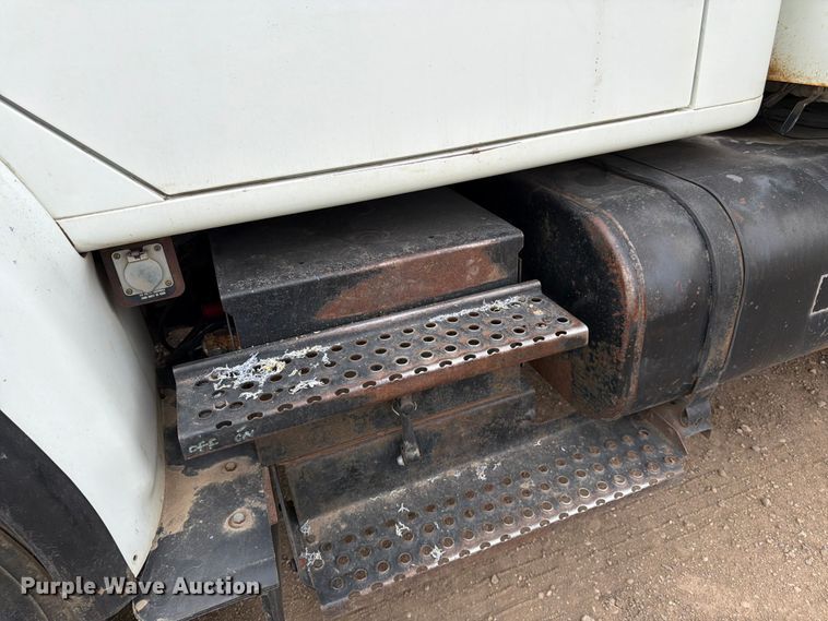 image for item FK0166 1998 International 4900 utility / service truck