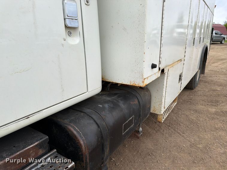 image for item FK0166 1998 International 4900 utility / service truck