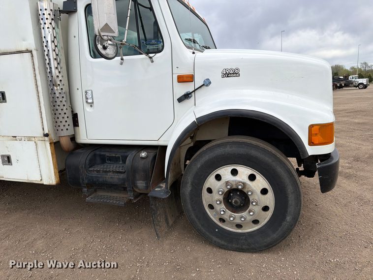 image for item FK0166 1998 International 4900 utility / service truck