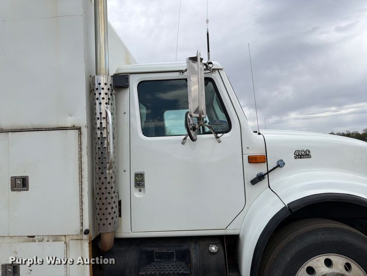 image for item FK0166 1998 International 4900 utility / service truck
