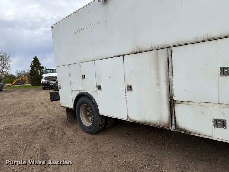 image for item FK0166 1998 International 4900 utility / service truck