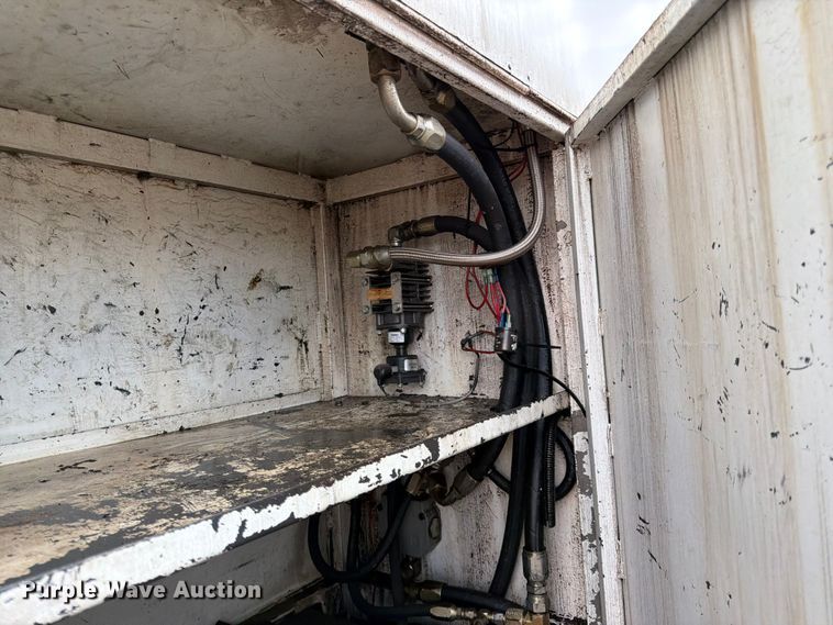 image for item FK0166 1998 International 4900 utility / service truck