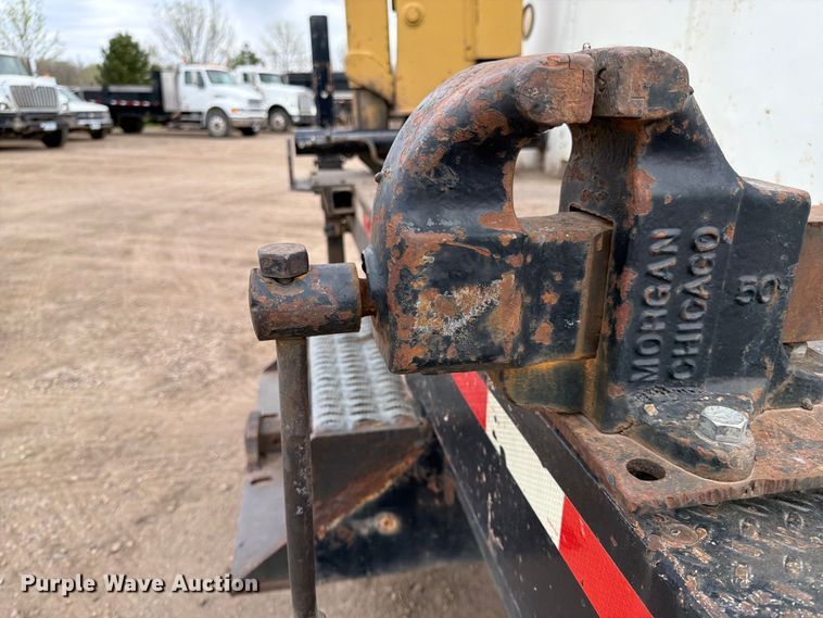 image for item FK0166 1998 International 4900 utility / service truck