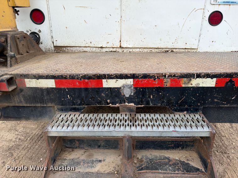 image for item FK0166 1998 International 4900 utility / service truck