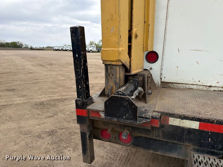 image for item FK0166 1998 International 4900 utility / service truck