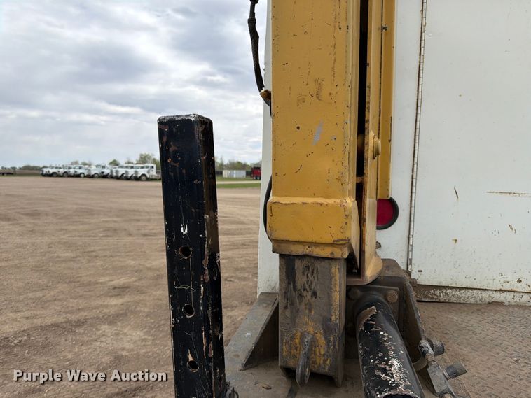 image for item FK0166 1998 International 4900 utility / service truck