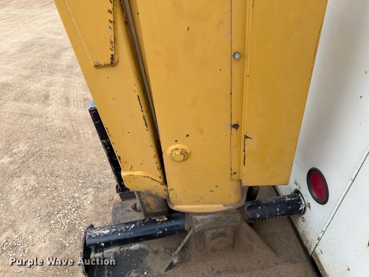 image for item FK0166 1998 International 4900 utility / service truck