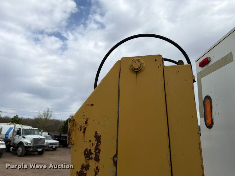 image for item FK0166 1998 International 4900 utility / service truck