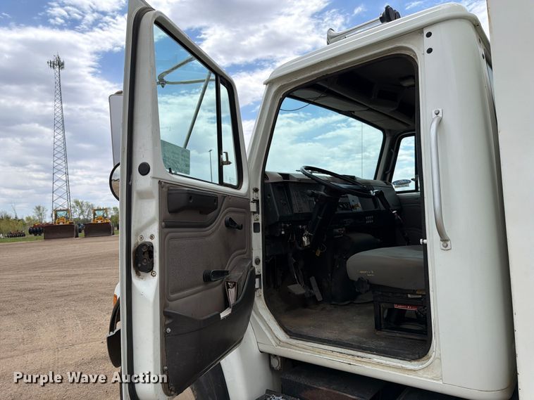 image for item FK0166 1998 International 4900 utility / service truck