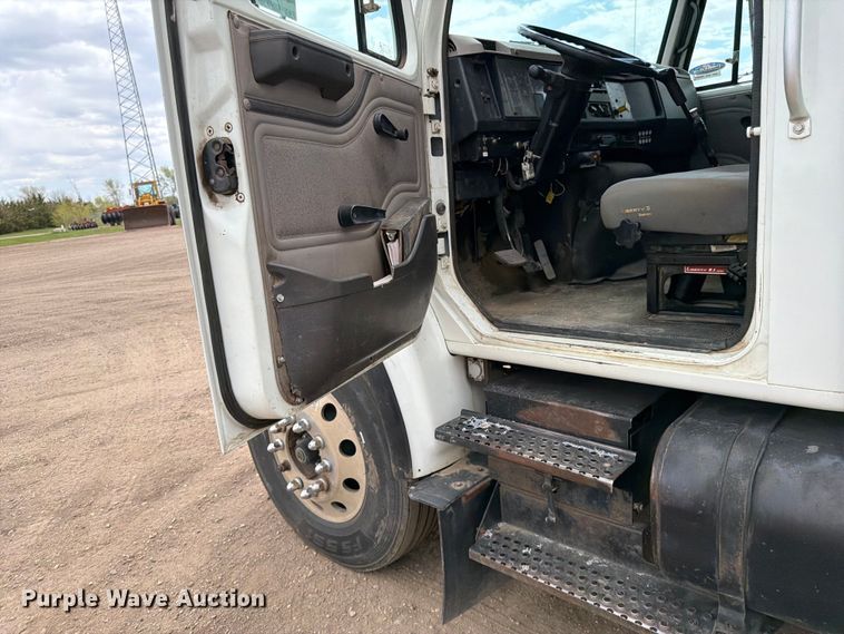 image for item FK0166 1998 International 4900 utility / service truck