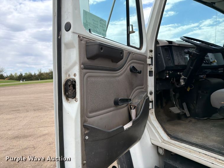 image for item FK0166 1998 International 4900 utility / service truck